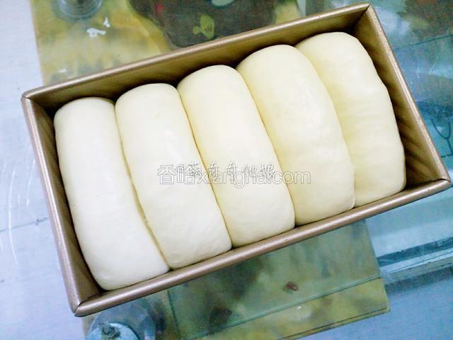 在温度为38度湿度为75％的环境中进行二次发酵，发酵至八分满。烤箱上下火预热180度。
可以放烤箱里，底层放一烤盘热水进行发酵，中途水凉了换一次水即可。