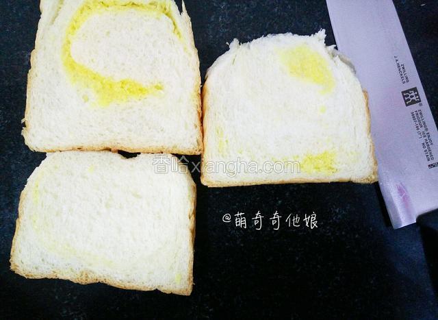 第一层撕完了，再送给大家一个福利吧，土司切片不掉渣首先你的面包得成功不干，然后得有把好刀，平口锯齿都行，我这里用的是双立人的多功能平口刀，随便怎么切都不掉渣，切面平整，可以看到切面的组织也棒棒哒！

