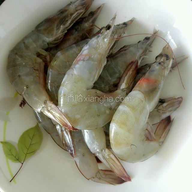 挑出虾线，剪好虾须冲洗干净备用