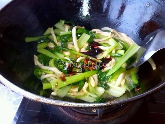 放蚝油，盐炒匀