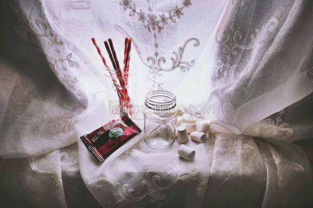 准备原料 摆三个杯子
(我少放了一个 亲们明白意思就好哈)

一杯不用放任何东西

一杯内放肉桂粉2g

一杯放可可粉8g 椰子油5g 肉桂粉1g