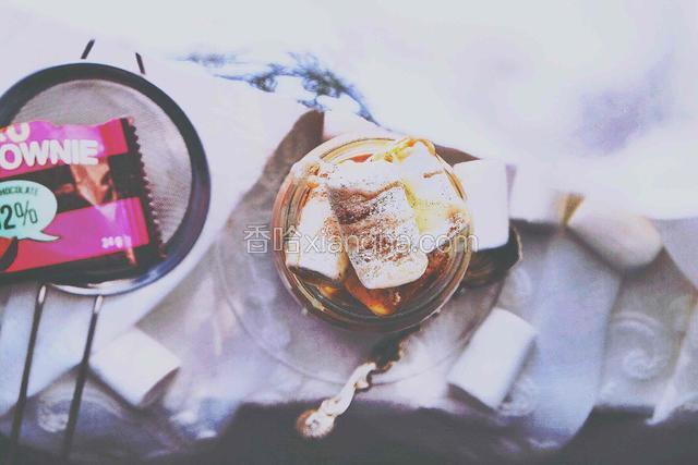 装饰上棉花糖 撒一点肉桂粉在上面装饰

三杯不同口味 一次完成！
