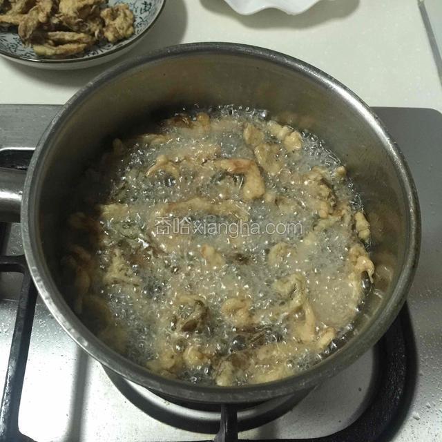 油继续加热至八成热，下平菇块炸至金黄捞出沥干油分。