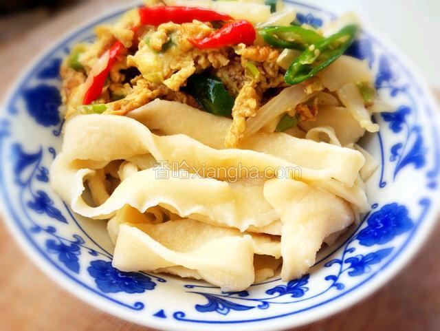   煮熟后捞出，放上鸡蛋洋葱卤即可食用。鸡蛋洋葱卤可以看我2月27日的菜谱。
