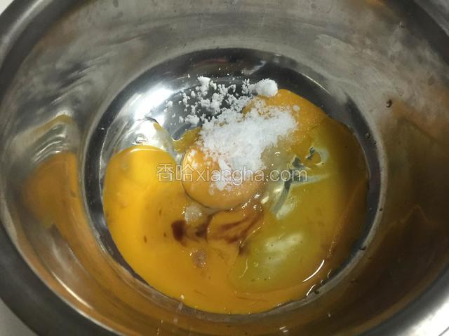蛋黄加入20克白糖，香草精和玉米油搅打均匀。