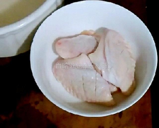 捞出来沥干水，两面划斜刀。（为了好入味，也容易熟透）再洗一次。
