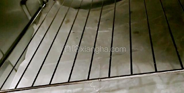 翅中腌制好了。烤盘铺上油纸，（为了好做卫生）烤箱200度预热三分钟。