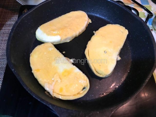 将裹好蛋液的馒头片摆入预热好的平底锅中