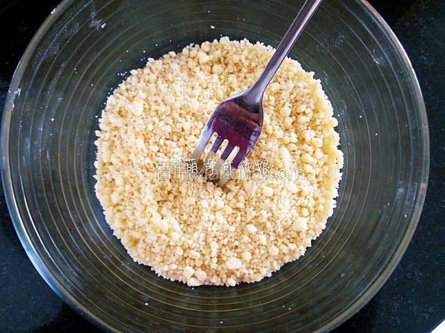 香酥粒的制作：黄油30g室温软化，加入细砂糖30g用刮刀拌匀，再筛入7低筋面粉70g，用双手搓成粒或用叉子叉成粒即可。
用了多余的香酥粒装保鲜袋放冰箱冷冻室冷冻保存，随用随取，做蛋糕面包之类的撒一点在表面，可以提升一个口感！
记得是冷冻！不是冷藏哦！