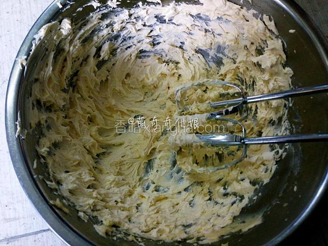 奶油霜的黄油提前软化，加入糖粉先用打蛋器拌一下防止打发的时候四处飞溅。
用打蛋器打发至黄油体积变大颜色变浅。
