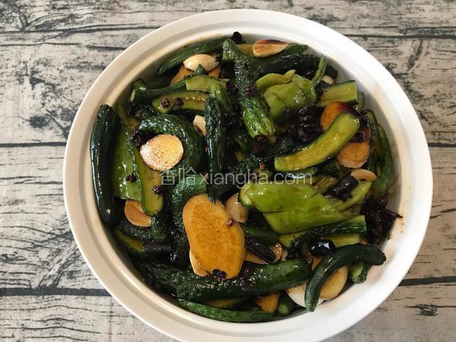 然后找一个无油无水的容器、铺一层黄瓜 上面放几片姜和蒜还有辣椒  这样一层一层铺好、最后把放凉的汤汁浇上 放半天就可以吃了！