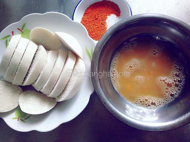 准备食材:馒头切薄片，辣椒，花椒，味精提前用料理机打粉，鸡蛋放少许盐打散