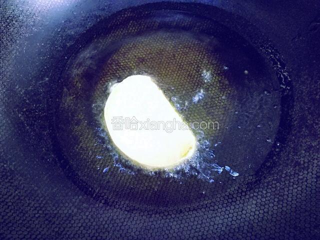 小火，放入馍片，炸至两面金黄捞出