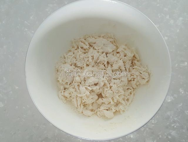 用手能略感出温度的温水和面，一点点加水搅拌成絮状，直到没有干面为止。
