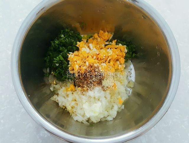 备用料倒入容器内，将凉了的鸡蛋碎倒入，再加入适量的五香粉、鸡精、盐和食用油。