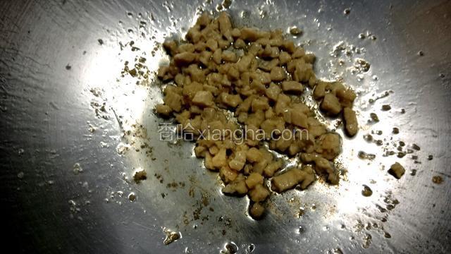 锅内放少许食用油，烧热后放入鸡肉丁，翻炒至鸡肉变色断生。