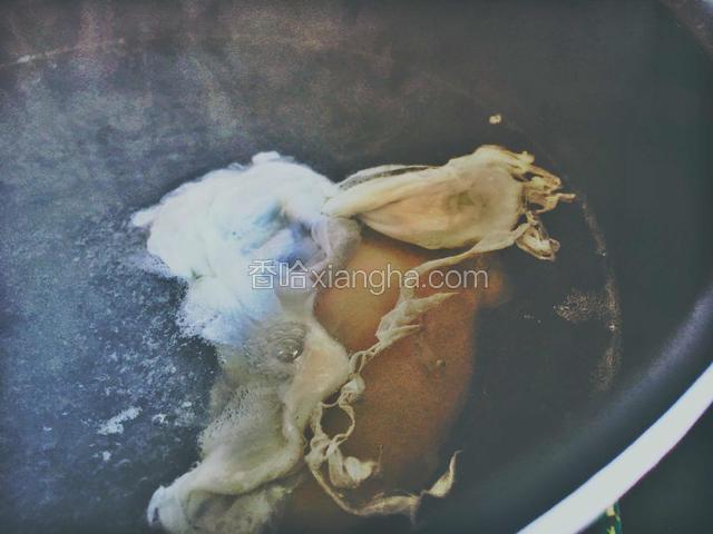 制作水波蛋：锅中倒入水烧开，加一小勺白醋，磕入一个鸡蛋煮熟，捞出备用

(蛋煮成什么程度根据自己的口味判断哈 自己吃没有一定之规 我不喜欢流黄的所以都煮到半凝固 )