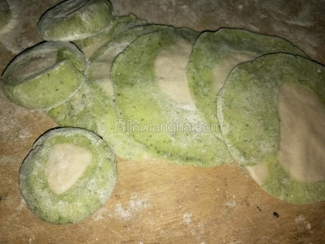 将面团切成小剂子，按平，擀成饺子皮。