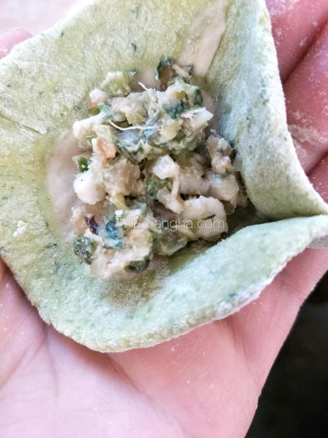 中间放陷，然后捏住一个角。