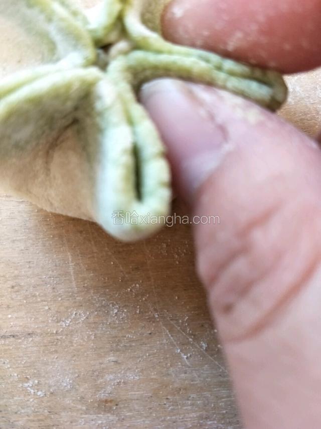 随便哪一个角用拇指和食指捏住。