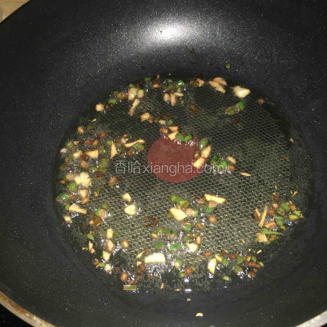 锅中倒入比平时炒菜多些的油（也要看准备的青豆的多少来决定油的多少，属于半炸半炒的量）＋葱花爆香