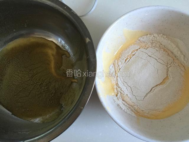 取出1/5蛋黄糊装入另一个盆中加入抹茶粉搅拌均匀，其余筛入低粉拌匀。
