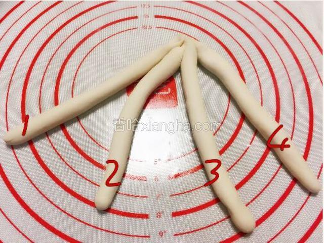 四根长面条上端捏一块开始编织。