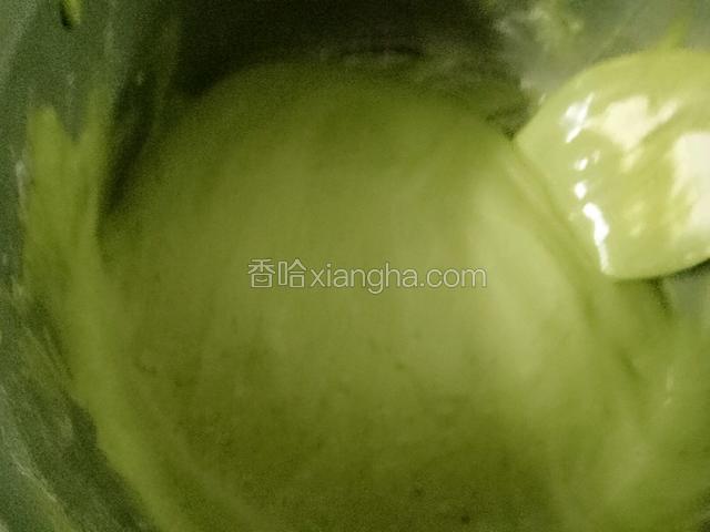 剩余的蛋白霜全部加入蛋黄糊中，拌匀