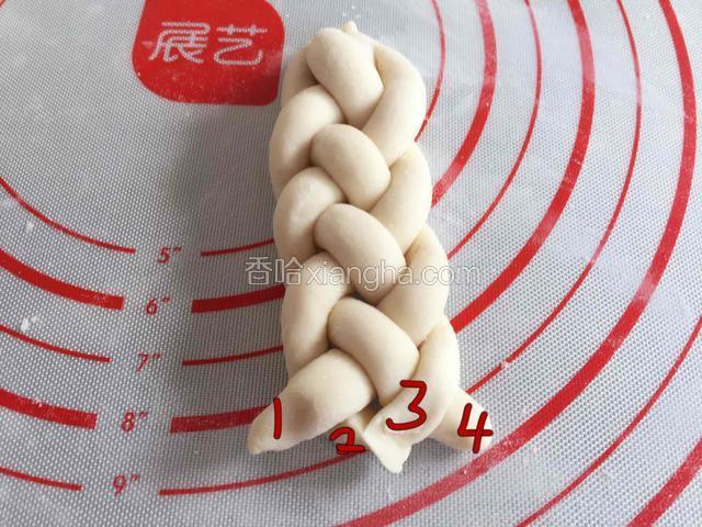 编织完成尾端捏一块。