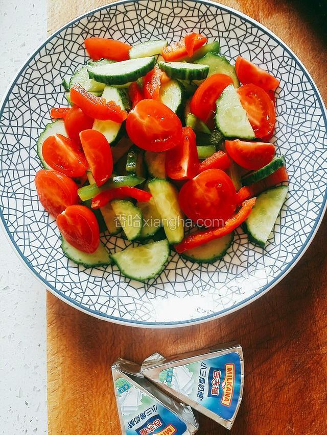 切好的食材散乱的码入盘中