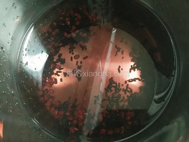 放入电压力锅中，浸泡的水一并放入，再添一碗清水，压20分钟。