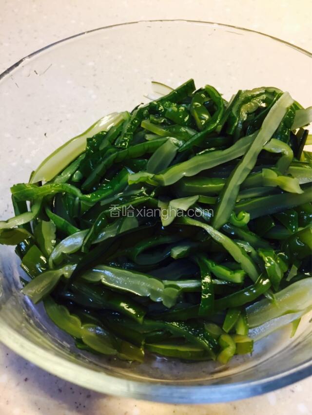 把裙带菜改刀切成细丝