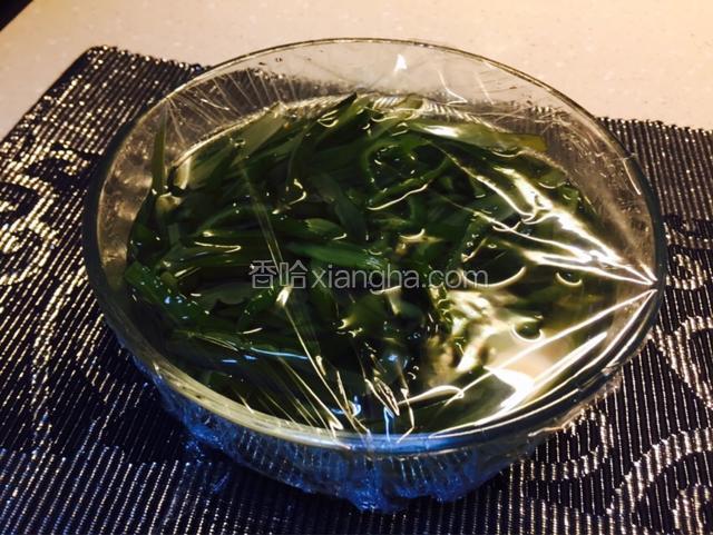 反复过凉水，直至凉透，浸水的裙带菜盖保鲜膜进冰箱冷藏半小时