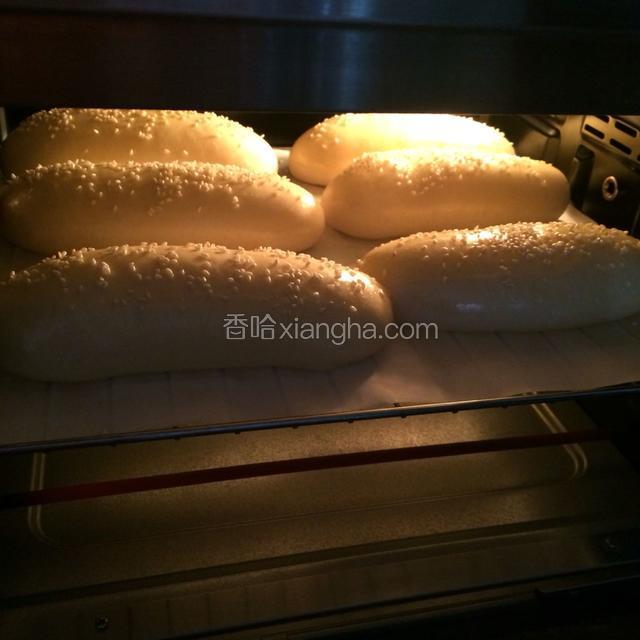 入预热好的烤箱中层，上下火170度烤约13～15分钟。