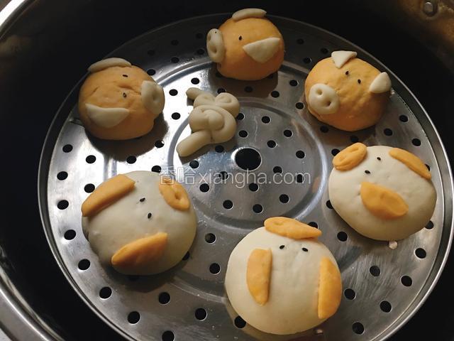 剩余的南瓜面团也做了几个小猪包，用白色的面团当耳朵，鼻子就可以啦。