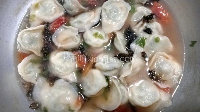 当馄饨在水面浮起时，关火，放入适量香油、味精即可。