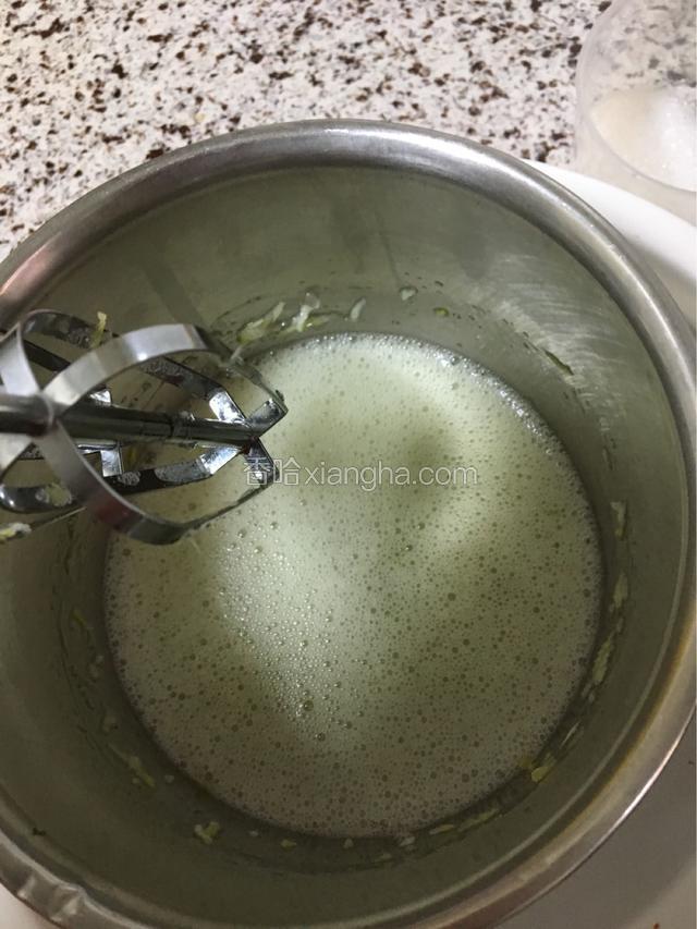 三步打发蛋清，第一步出大气泡，加剩余糖的1／2，继续中档打发。
此时打开烤箱150度预热。