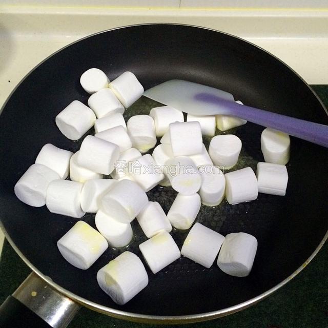 待黄油完全融化后，迅速加入棉花糖。