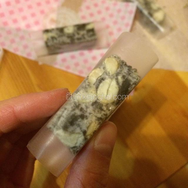 给切好的牛轧糖包上糯米纸。