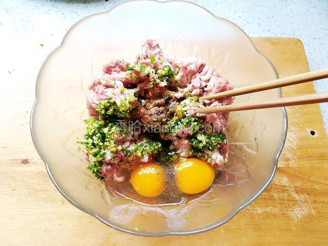 肉末里继续加入鸡蛋，盐，糖，生抽，胡椒粉。
