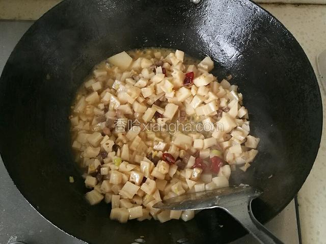 炒至藕丁断生，加盐调味，即可关火。