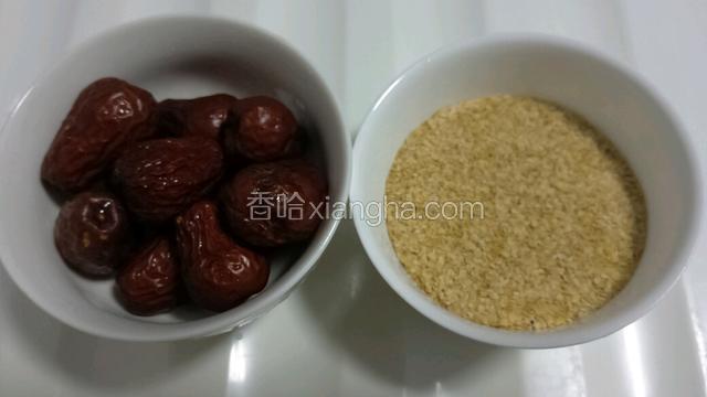 准备食材，把红枣洗净。