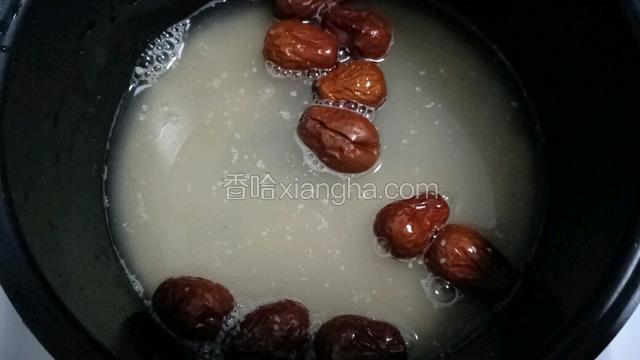 加入适量清水，要没过小麦胚芽和红枣2厘米以上。