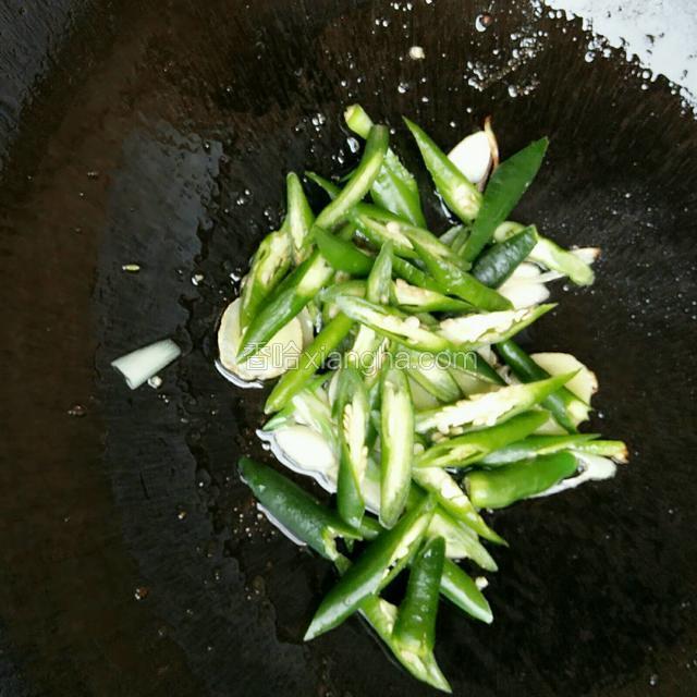 加入青椒和适量盐一起煸炒一两分钟