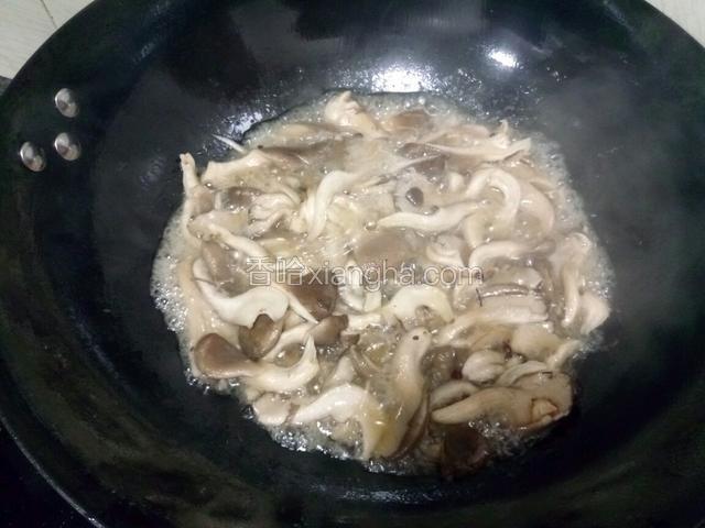 蘑菇自己会出一定量的水，中火把水烧干就差不多了。放盐鸡精调好味。