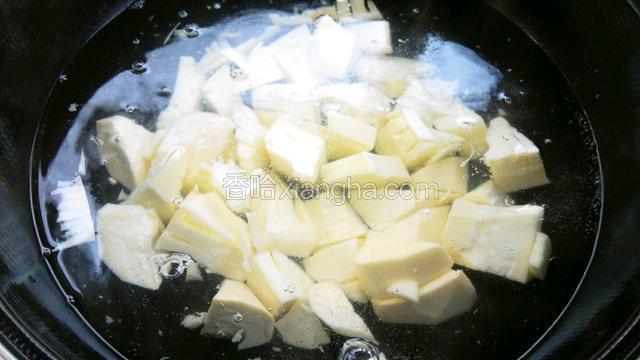 烧锅开水，放入笋块焯五分钟，捞出控去水分