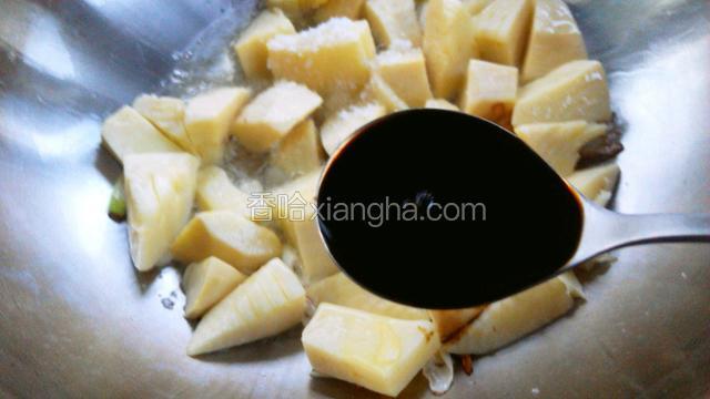 加入酱油，翻炒均匀