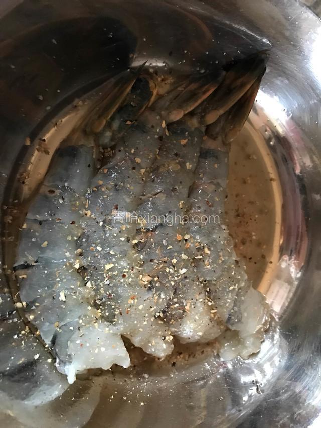 大虾开背去沙线，用料酒，现磨鸡肉调料腌制.
