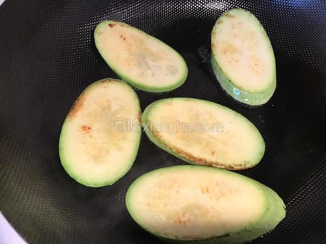 西葫芦切斜片，中小火煎熟.