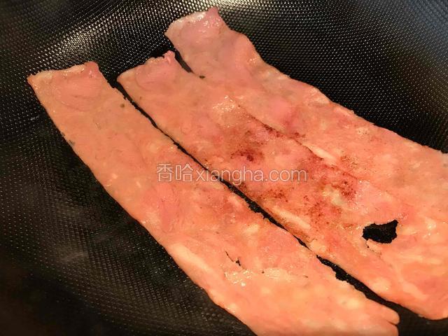 培根小火煎2分钟.